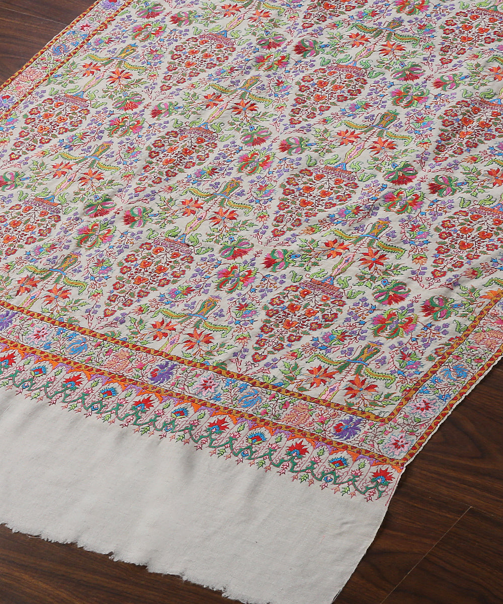 Handwoven_Off_White_Kalamkari_Pure_Pashmina_Shawl_With_Kashidakari_And_Sozni_Work_WeaverStory_03