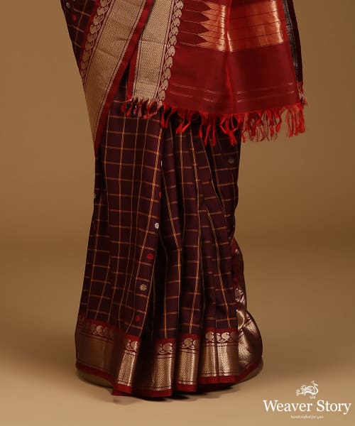 Maroon_And_Red_All_Over_Checks_Pure_Mulberry_Silk_Saree_With_Paisleys_On_Pallu_WeaverStory_03
