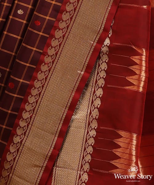 Maroon_And_Red_All_Over_Checks_Pure_Mulberry_Silk_Saree_With_Paisleys_On_Pallu_WeaverStory_04