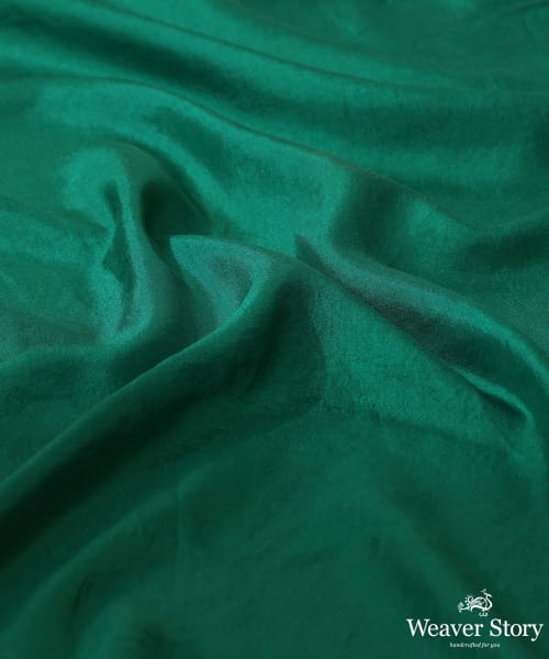 Green_Pure_Silk_Saree_With_Offwhite_Halter_Neck_Blouse_WeaverStory_05