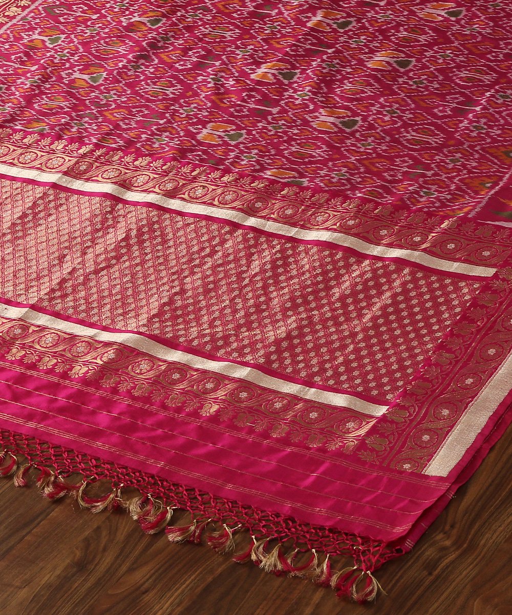 Pink_Handloom_Ashawali_Pure_Silk_Patola_Dupatta_With_Temple_Border_WeaverStory_04