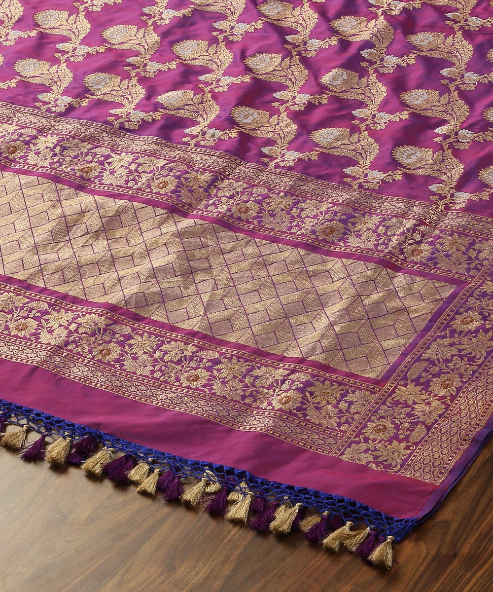 Pure_Katan_Silk_Purple_Handloom_Dual_Tone_Kadhwa_Jangla_Dupatta_WeaverStory_04