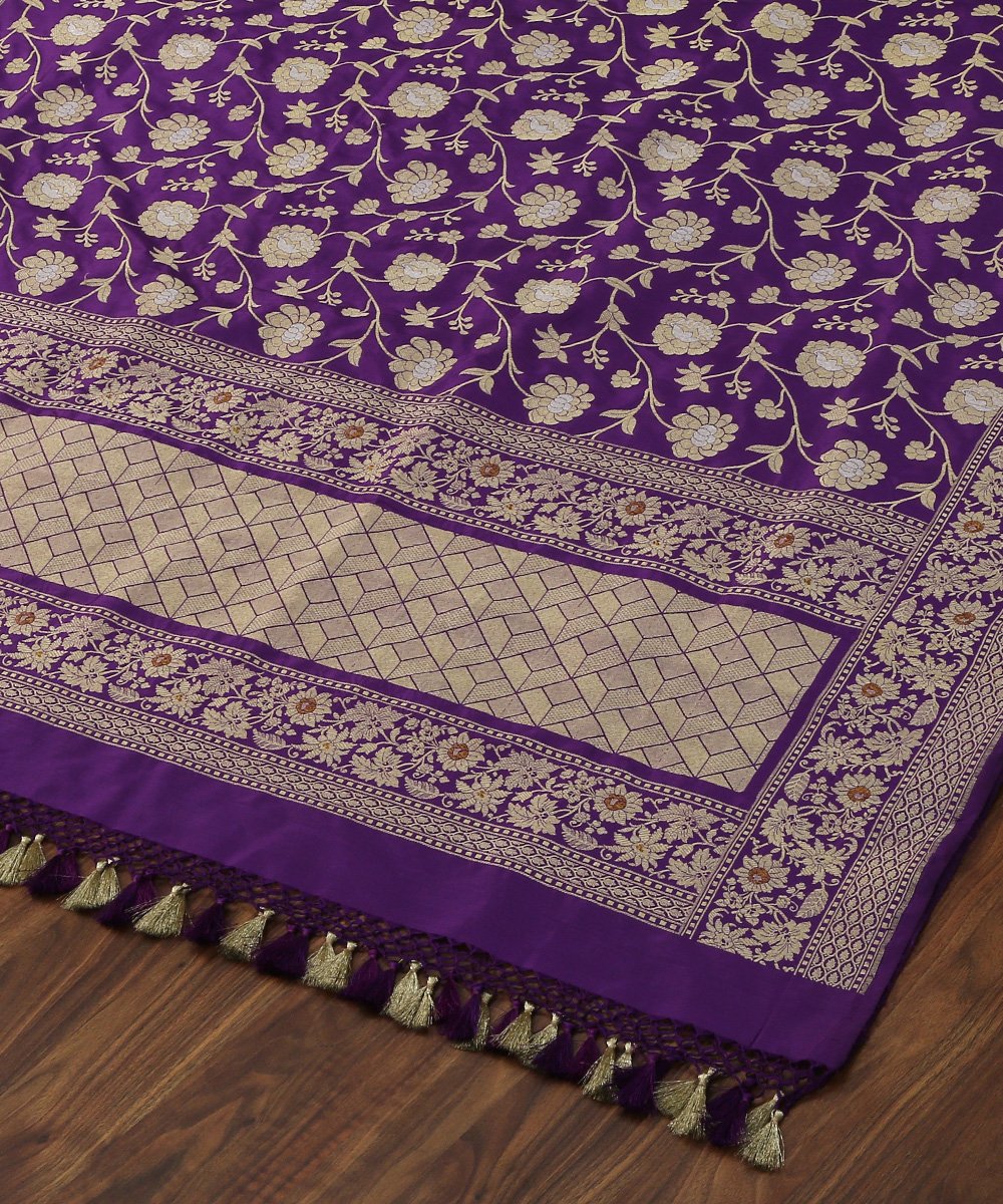 Purple_Handloom_Dual_Tone_Pure_Katan_Silk_Kadhwa_Jangla_Banarasi_Dupatta_with_Big_Flowers_WeaverStory_04