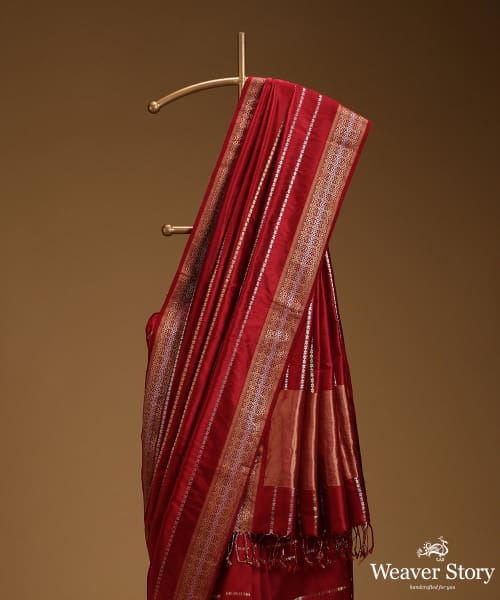 Maroon_Pure_Mulberry_Silk_Saree_With_Silver_And_Gold_Stripes_With_Stars_And_Zari_Border_WeaverStory_02