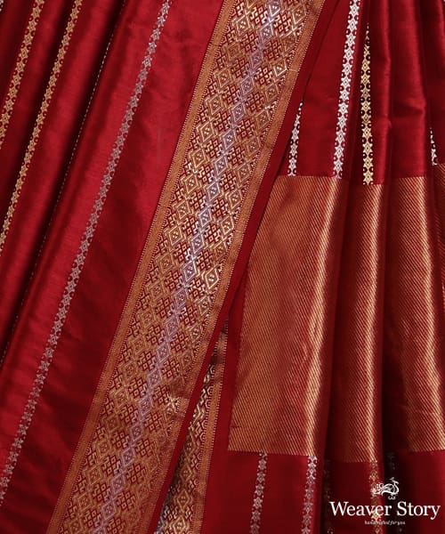 Maroon_Pure_Mulberry_Silk_Saree_With_Silver_And_Gold_Stripes_With_Stars_And_Zari_Border_WeaverStory_04