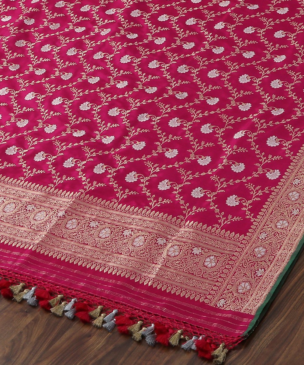 Rani_Pink_Pure_Katan_Silk_Banarasi_Kadhwa_Jangla_Dupatta_with_Green_Selvedge_WeaverStory_03
