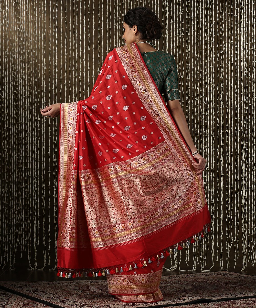 Red_Handloom_Kadhwa_Banarasi_Saree_with_Meenakari_Border_and_Booti_WeaverStory_03