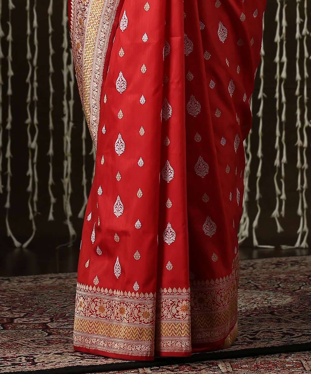 Red_Handloom_Kadhwa_Banarasi_Saree_with_Meenakari_Border_and_Booti_WeaverStory_04