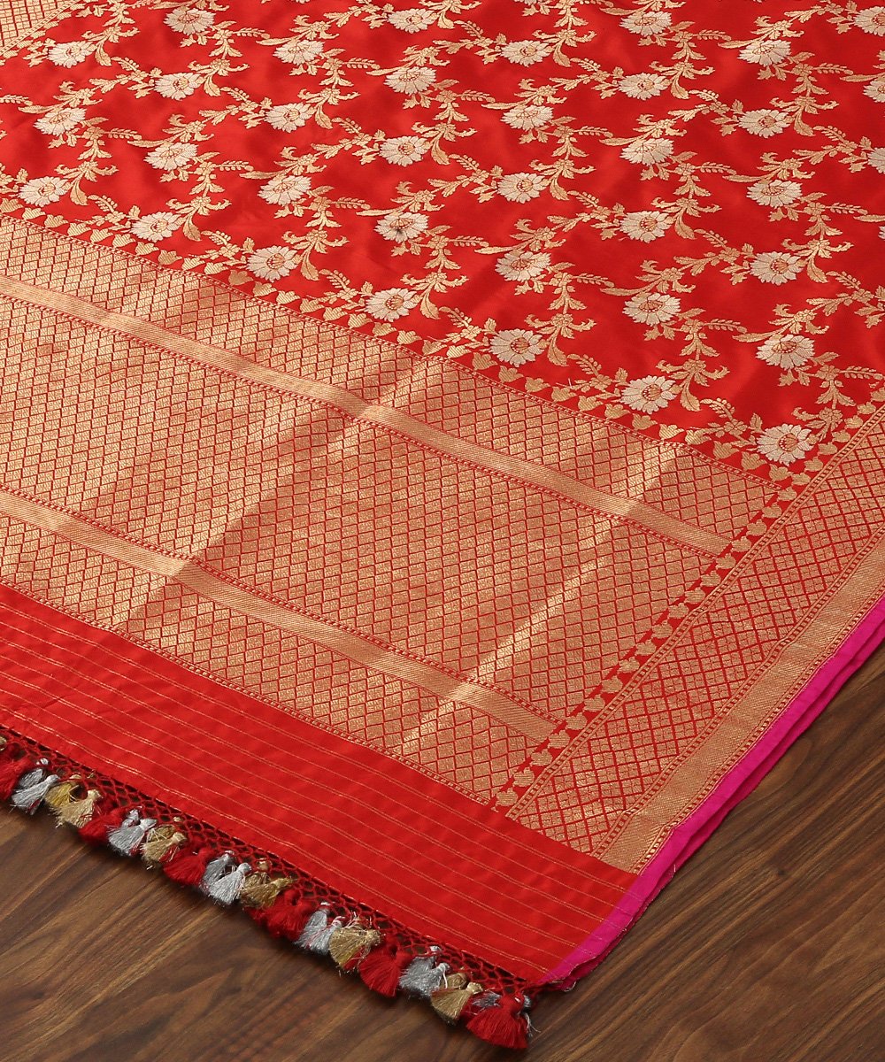 Red_Handloom_Pure_Katan_Silk_Banarasi_Kadhwa_Jangla_Dupatta_WeaverStory_04