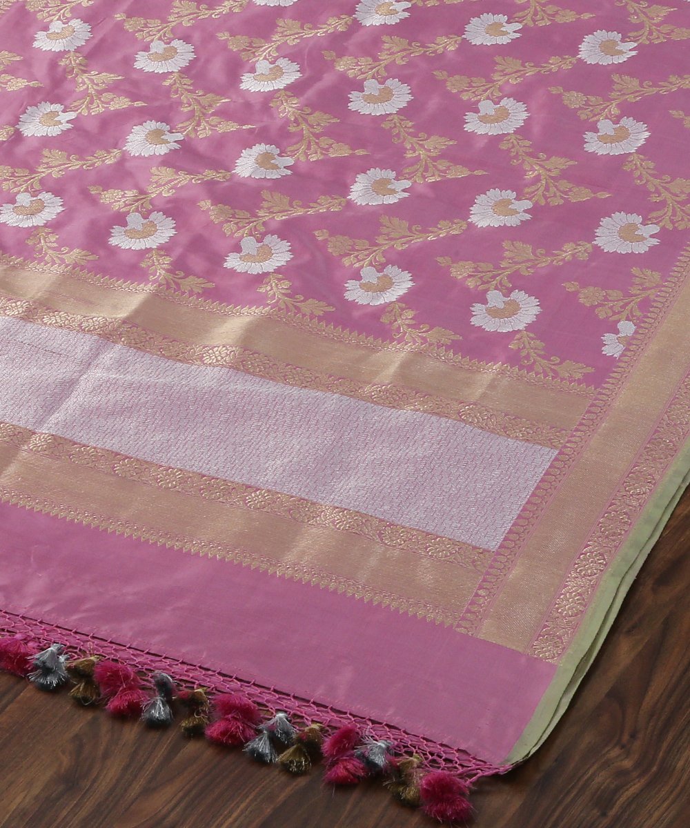 Rose_Pink_Handloom_Pure_Katan_Silk_Kadhwa_Jangla_Banarasi_Dupatta_with_Green_Selvedge_WeaverStory_04