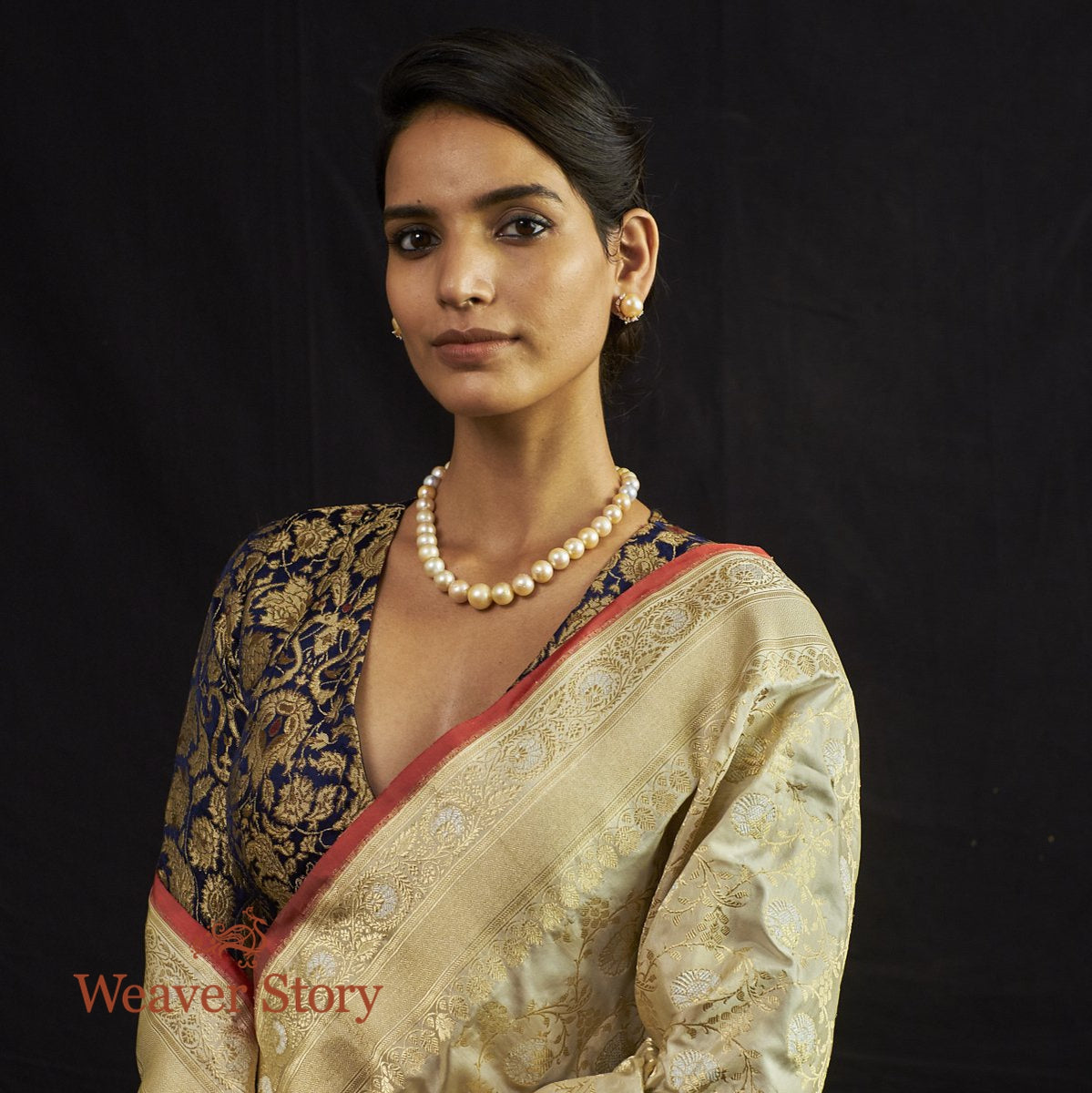 Handloom_OffWhite_Sona_Rupa_Kadhwa_Jangla_with_Red_Selvedge_WeaverStory_01