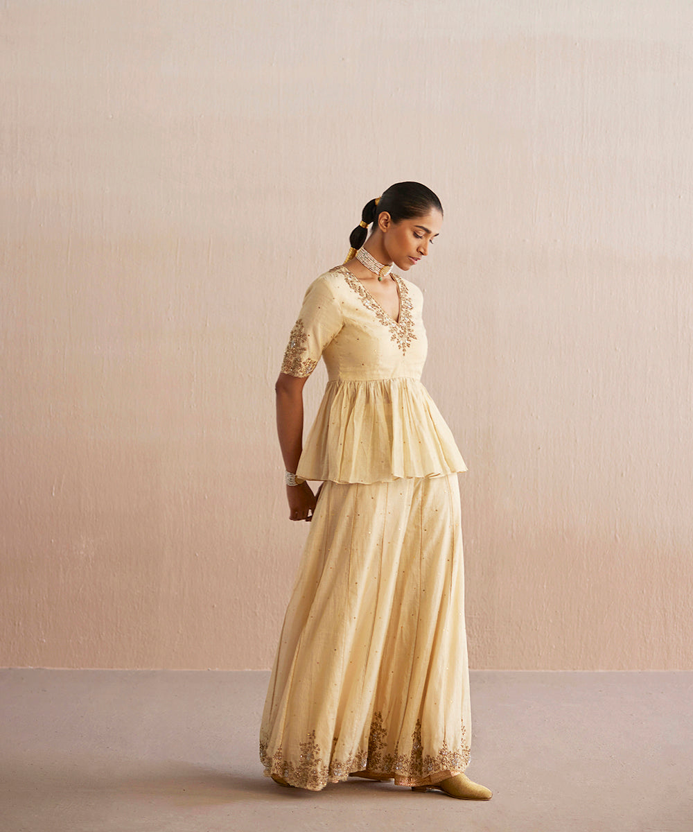 Izhaar_Off_White_Handloom_Cotton_Tissue_Kurta_Top_With_Sharara_And_Organza_Dupatta_WeaverStory_04