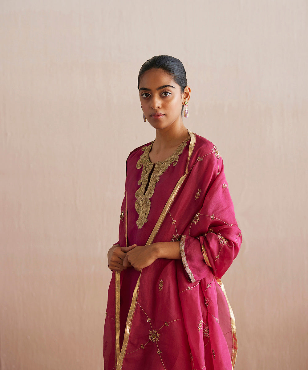 Meheroo_Handloom_Rani_Pink_Organza_Kurta_With_Tissue_Pants_And_Organza_Dupatta_WeaverStory_03