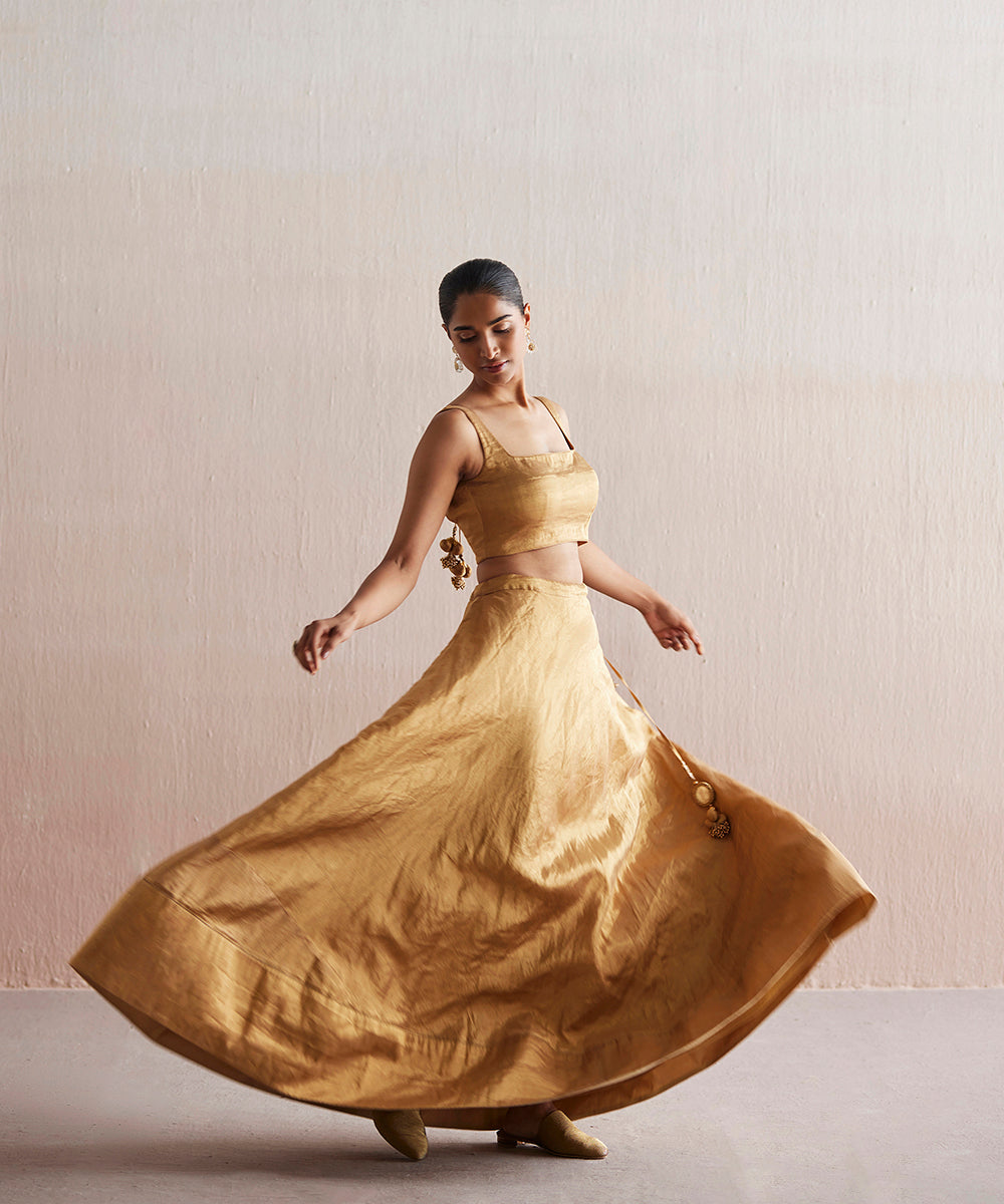 Mastani_Handloom_Gold_Tissue_Blouse_With_Skirt_And_Tissue_Dupatta_WeaverStory_03