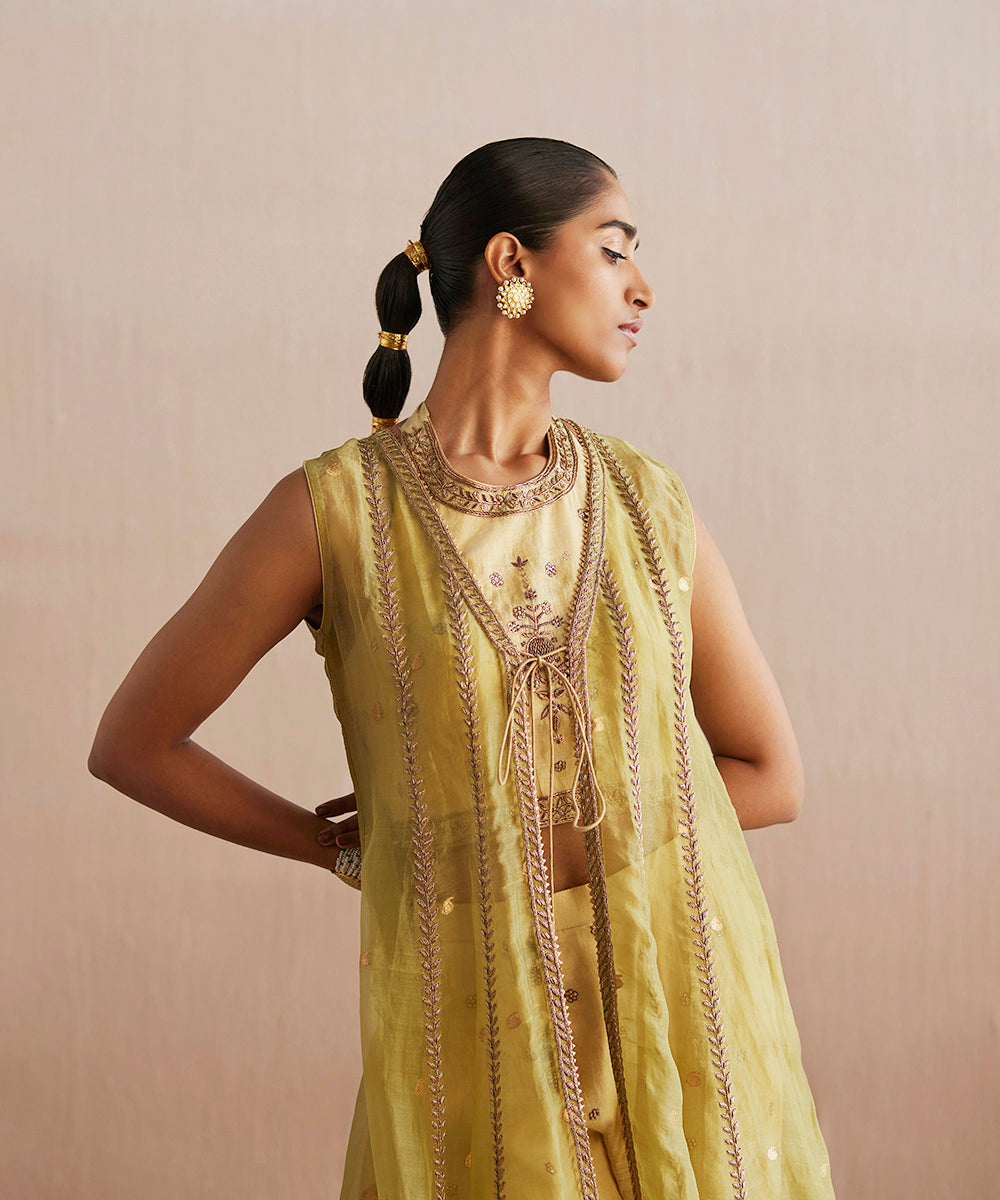 Zehenaseeb_Handloom_Off_White_Cotton_Tissue_Top_With_Gharara_And_Organza_Cape_WeaverStory_04