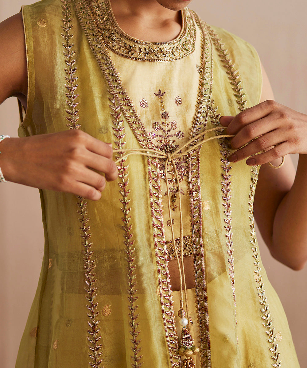 Zehenaseeb_Handloom_Off_White_Cotton_Tissue_Top_With_Gharara_And_Organza_Cape_WeaverStory_07