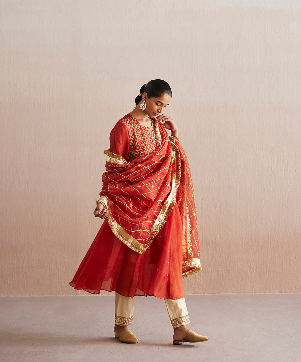 Noor_Handloom_Rust_Orange_Organza_Kurta_With_Cotton_Tissue_Pants_And_Gota_Work_Dupatta_WeaverStory_02