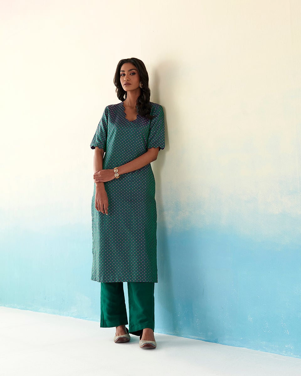 Shiza_Purple_and_Green_Pure_Silk_Banarasu_Tanchoi_Kurta_with_Pants_and_Organza_Dupatta_WeaverStory_03