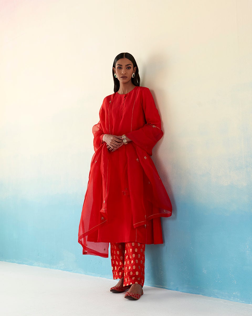 Gulaab_Red_Pure_Silk_Kurta_and_Banarasi_Gold_Zari_Boota_Pants_and_Organza_Dupatta_WeaverStory_02