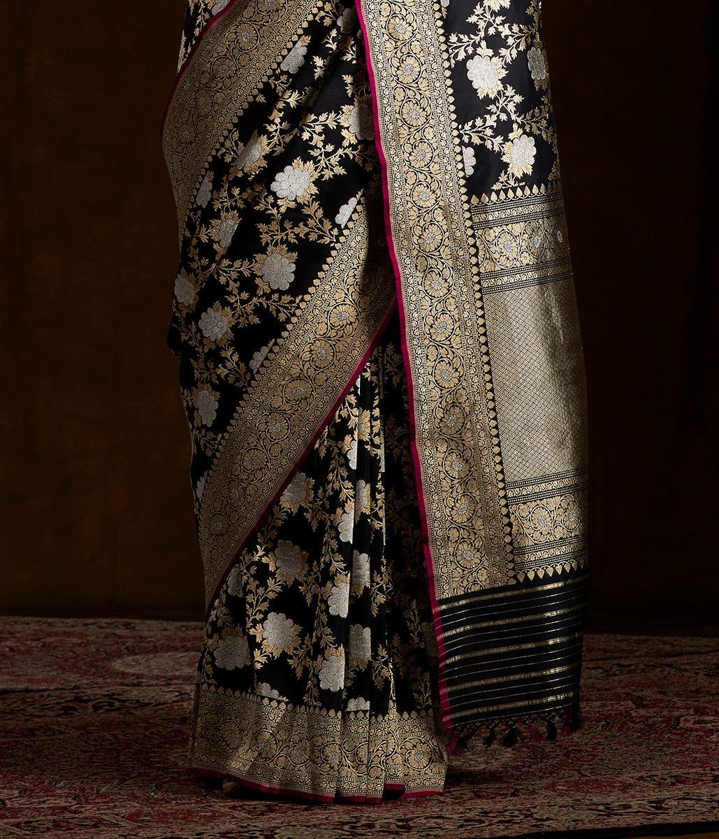 Black_Banarasi_handloom_Sona_Rupa_Kadhwa_Angoor_Jangla_Saree_WeaverStory_04
