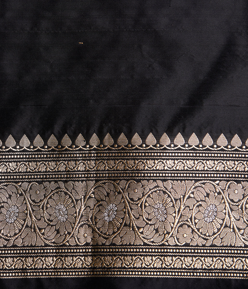 Black_Banarasi_handloom_Sona_Rupa_Kadhwa_Angoor_Jangla_Saree_WeaverStory_05