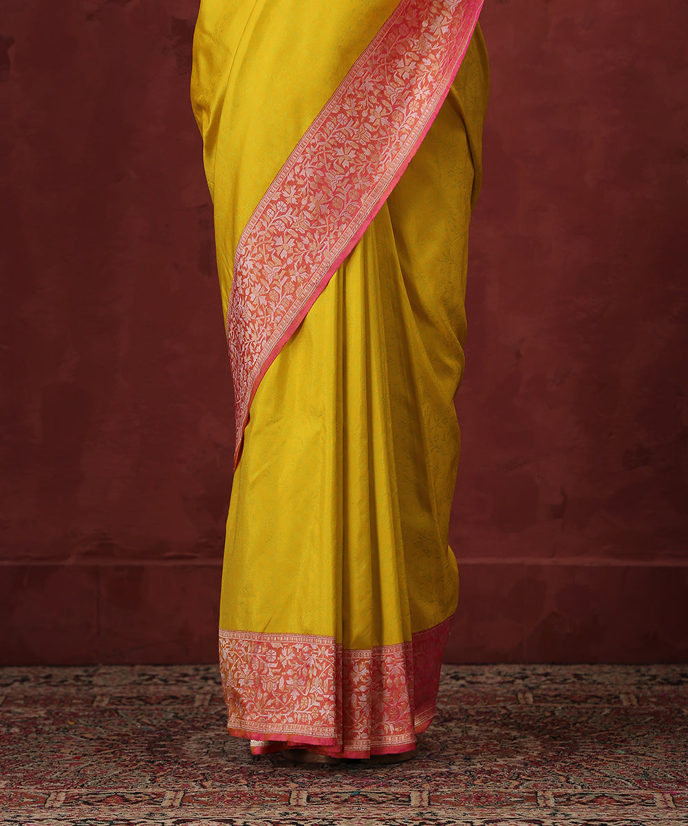 Handloom_Yellow_Pure_Katan_Silk_Tanchoi_Banarasi_Saree_With_Zari_Border_WeaverStory_04