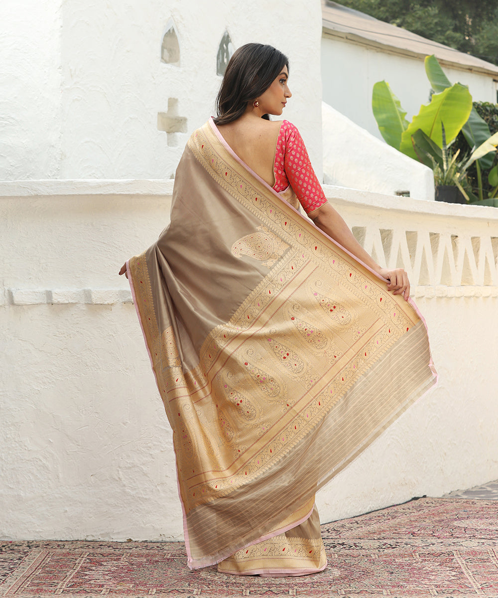 Beige_Handloom_Pure_Katan_Silk_Plain_Banarasi_Saree_With_Konia_WeaverStory_03
