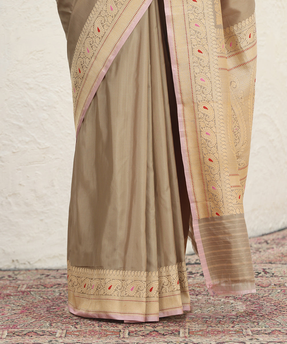 Beige_Handloom_Pure_Katan_Silk_Plain_Banarasi_Saree_With_Konia_WeaverStory_04