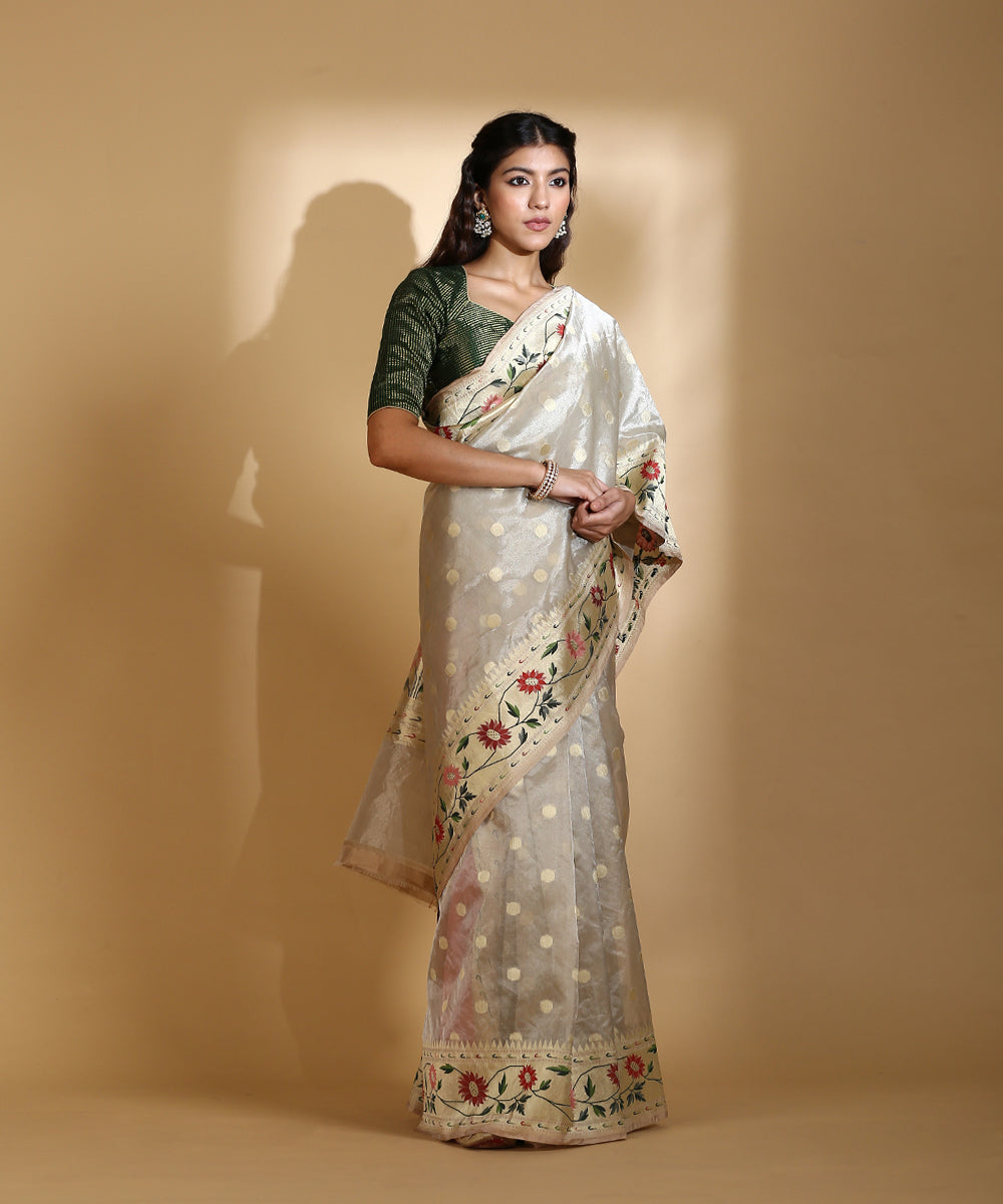 Gold_Handloom_Tissue_Organza_Banarasi_Saree_With_Sunflower_Motifs_On_Border_And_Pallu_WeaverStory_02