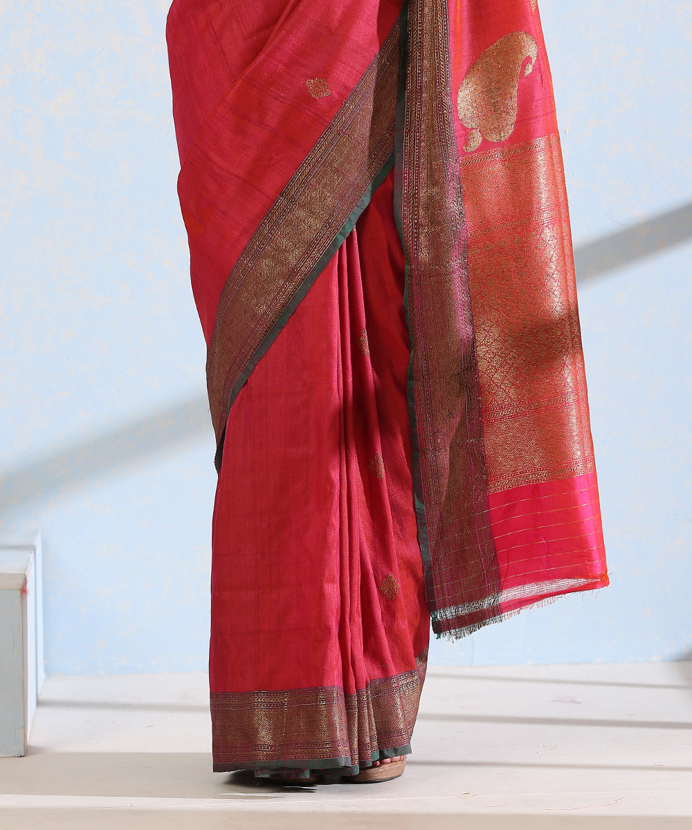 Handloom_Red_Dual_Tone_Dupion_Silk_Banarasi_Saree_With_Green_Border_And_Antique_Zari_WeaverStory_04