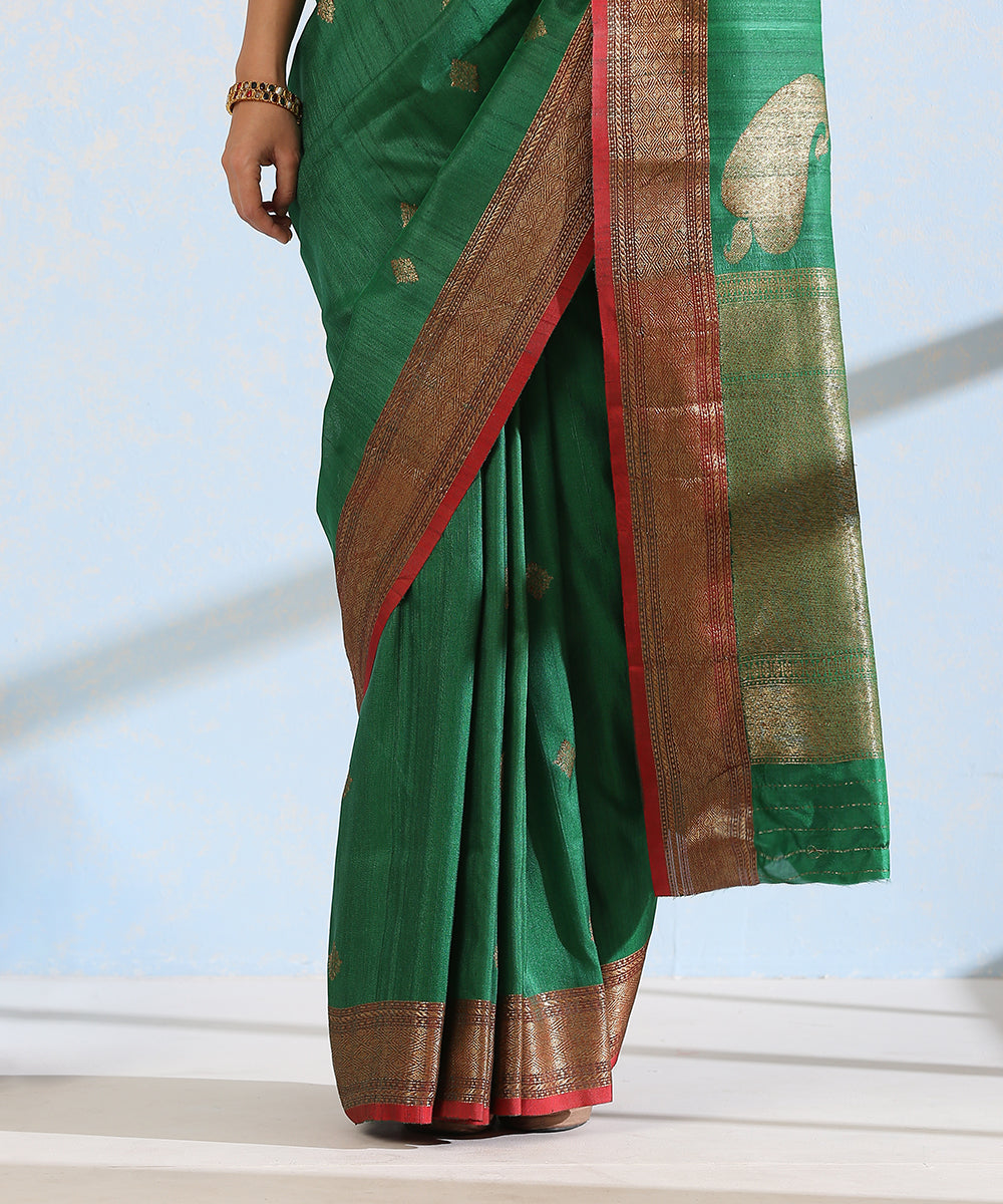 Green_Handloom_Dupion_Silk_Banarasi_Saree_With_Red_Border_And_Antique_Zari_WeaverStory_04