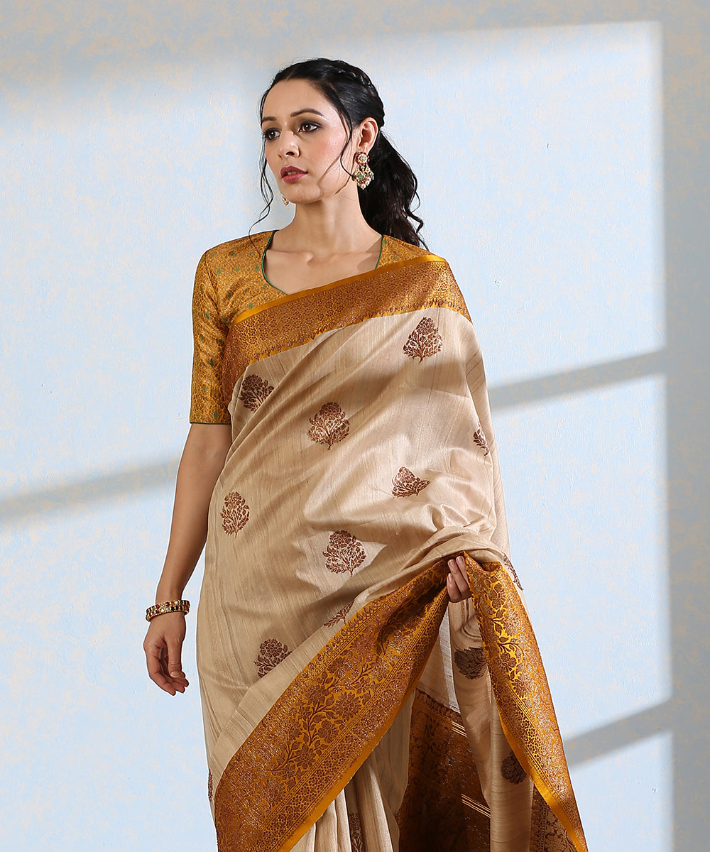 Beige_Handloom_Pure_Tussar_Silk_Banarasi_Saree_With_Mustard_Kadhiyal_Border_And_Antique_Zari_WeaverStory_01
