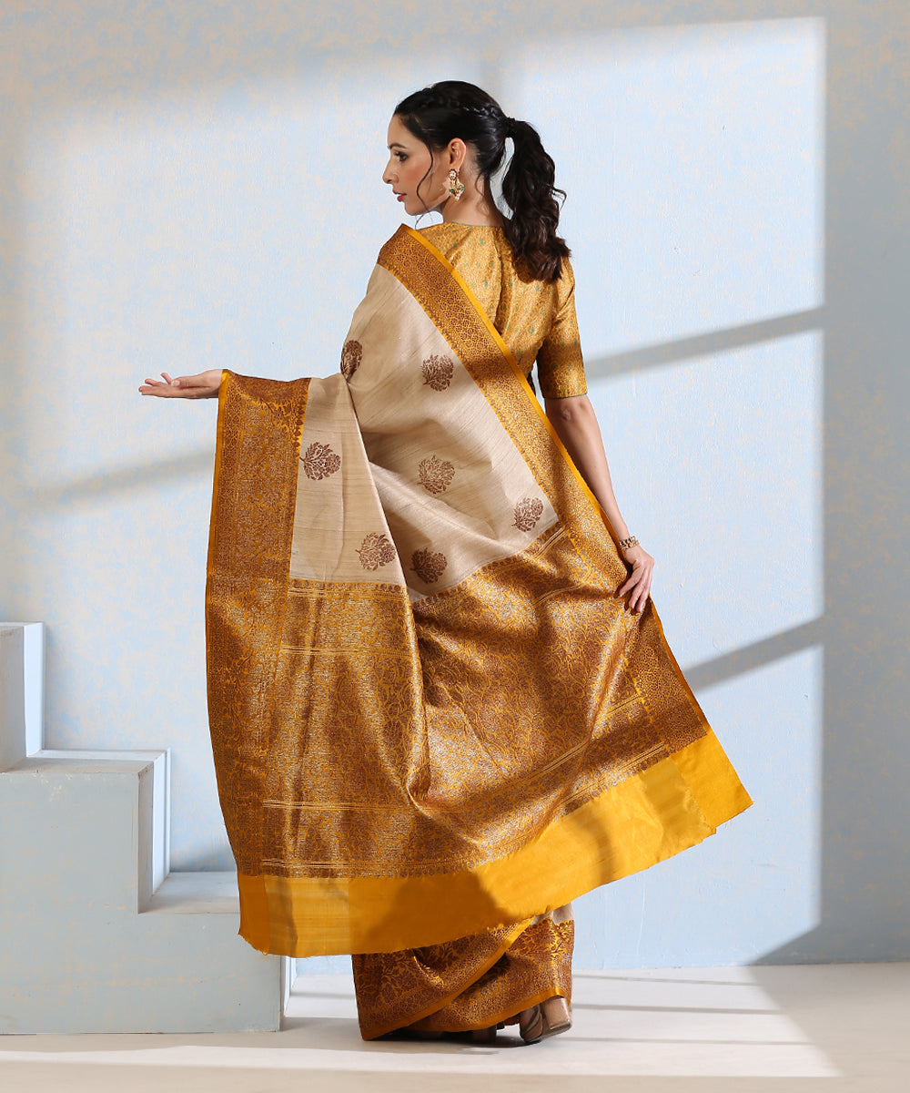 Beige_Handloom_Pure_Tussar_Silk_Banarasi_Saree_With_Mustard_Kadhiyal_Border_And_Antique_Zari_WeaverStory_03