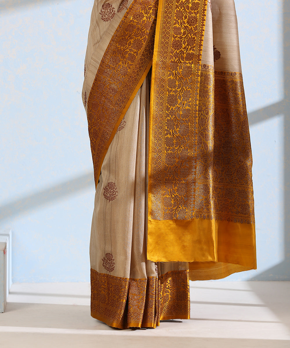 Beige_Handloom_Pure_Tussar_Silk_Banarasi_Saree_With_Mustard_Kadhiyal_Border_And_Antique_Zari_WeaverStory_04