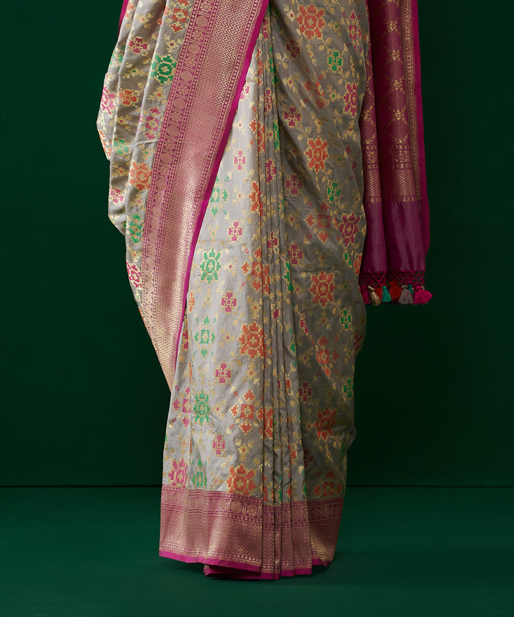 Handloom_Grey_Pure_Katan_Silk_Banarasi_Patola_Saree_With_Pink_Border_WeaverStory_04