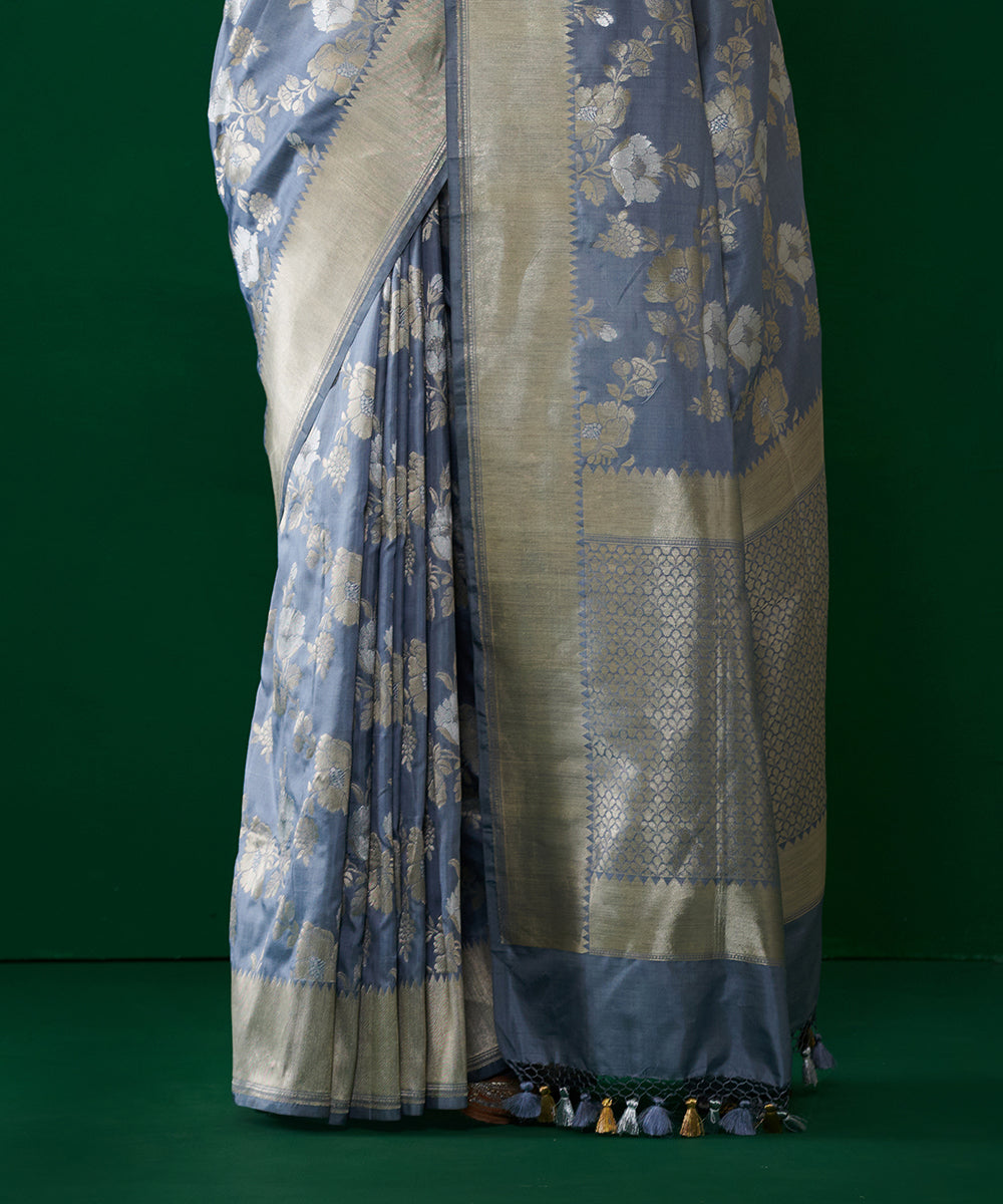 Grey_Handloom_Pure_Katan_Silk_Banarasi_Saree_With_Temple_Border_And_Floral_Jaal_WeaverStory_04