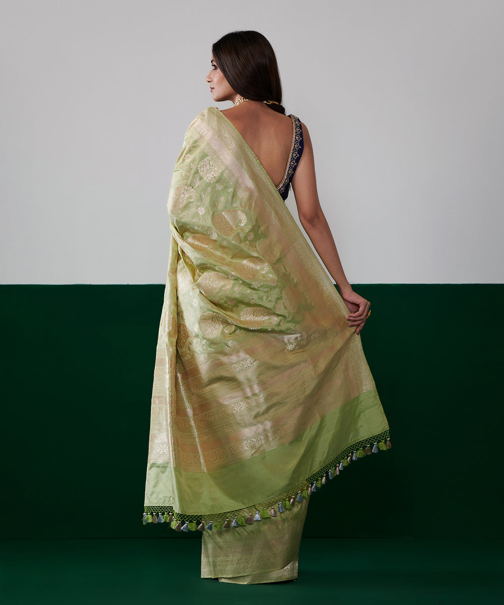 Pistachio_Green_Handloom_Pure_Katan_Silk_Banarasi_Saree_With_Paisley_Motifs_WeaverStory_03