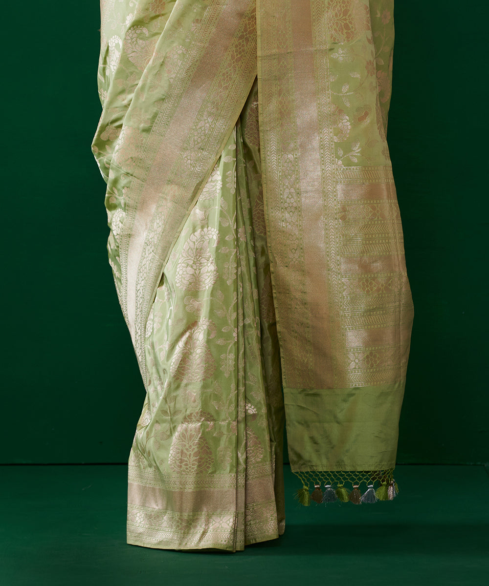 Pistachio_Green_Handloom_Pure_Katan_Silk_Banarasi_Saree_With_Paisley_Motifs_WeaverStory_04