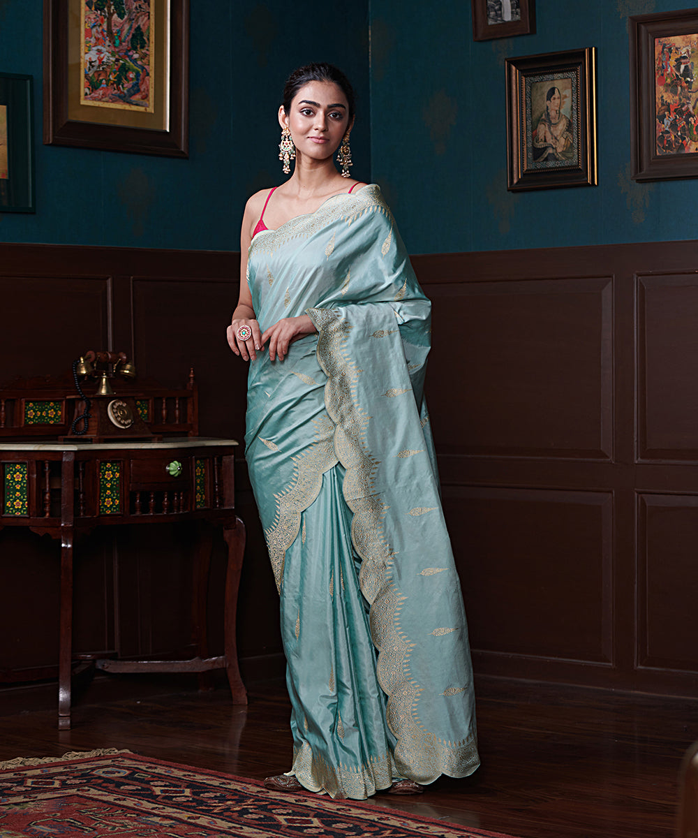Powder_Blue_Handloom_Pure_Katan_Silk_Banarasi_Saree_With_Scalloped_Border_And_Leaf_Motifs_WeaverStory_02