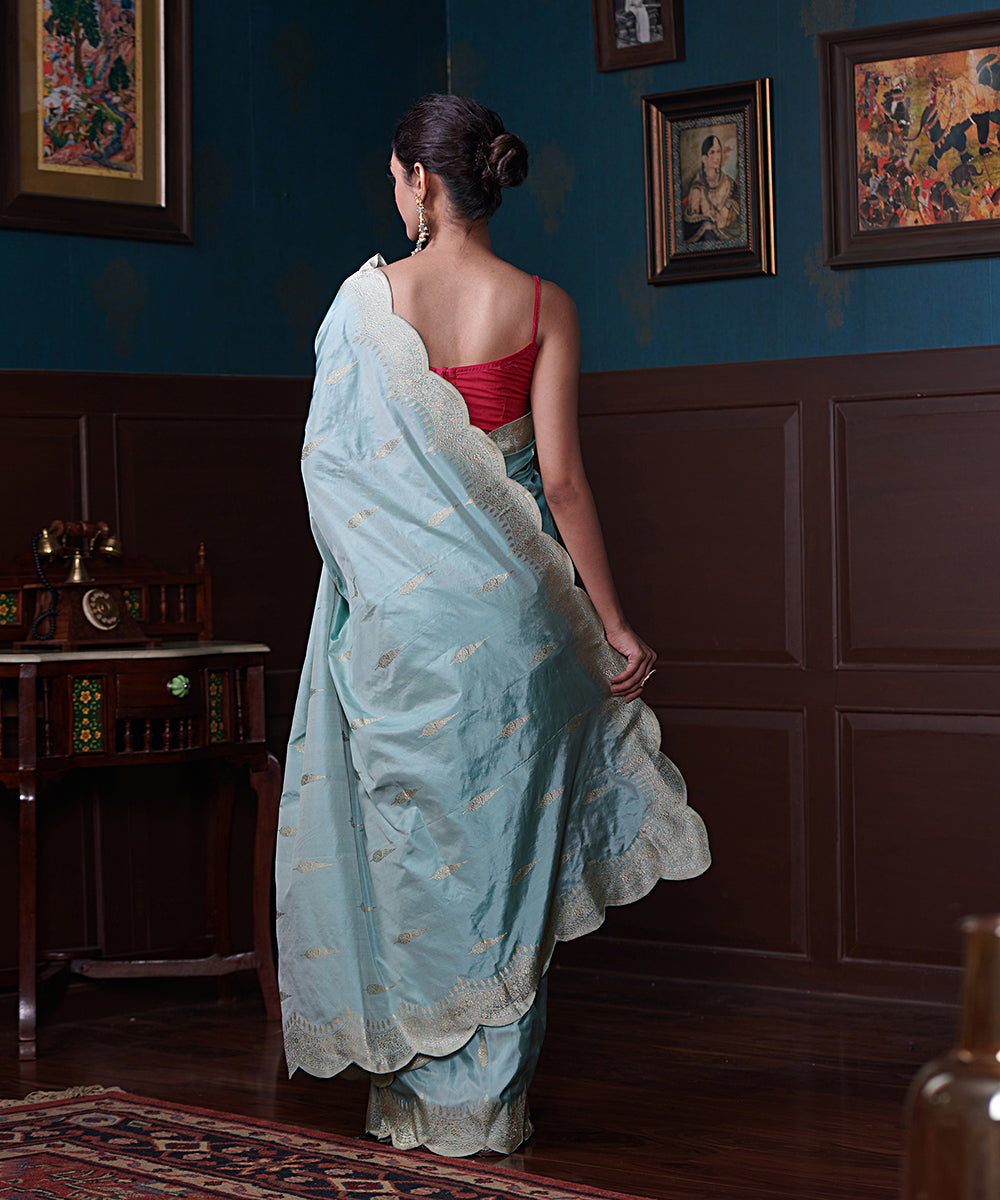 Powder_Blue_Handloom_Pure_Katan_Silk_Banarasi_Saree_With_Scalloped_Border_And_Leaf_Motifs_WeaverStory_03
