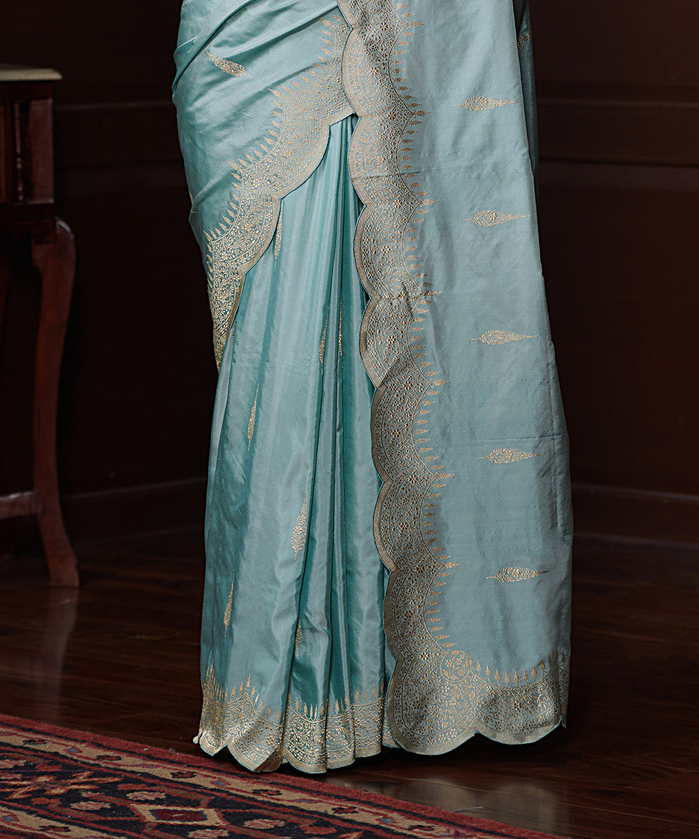 Powder_Blue_Handloom_Pure_Katan_Silk_Banarasi_Saree_With_Scalloped_Border_And_Leaf_Motifs_WeaverStory_04