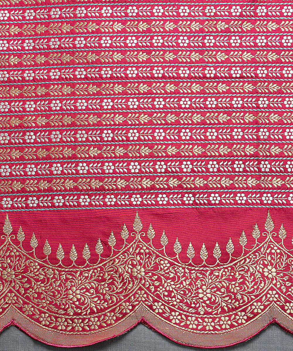 Powder_Blue_Handloom_Pure_Katan_Silk_Banarasi_Saree_With_Scalloped_Border_And_Leaf_Motifs_WeaverStory_05