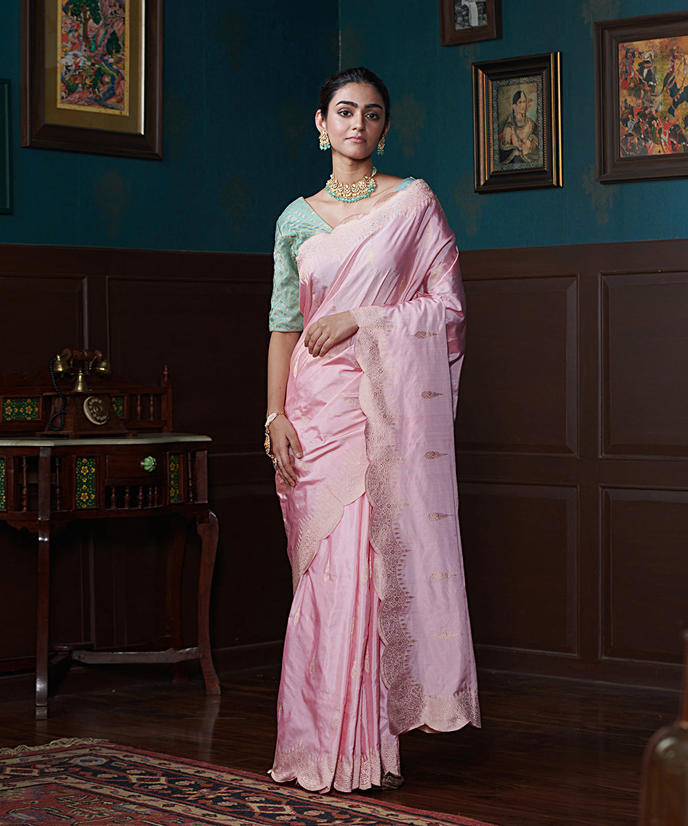 Handloom_Powder_Pink_Pure_Katan_Silk_Banarasi_Saree_With_Scalloped_Border_And_Leaf_Motifs_WeaverStory_02