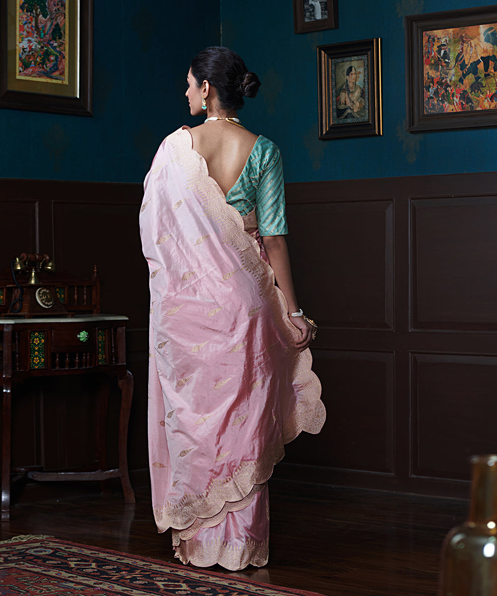 Handloom_Powder_Pink_Pure_Katan_Silk_Banarasi_Saree_With_Scalloped_Border_And_Leaf_Motifs_WeaverStory_03