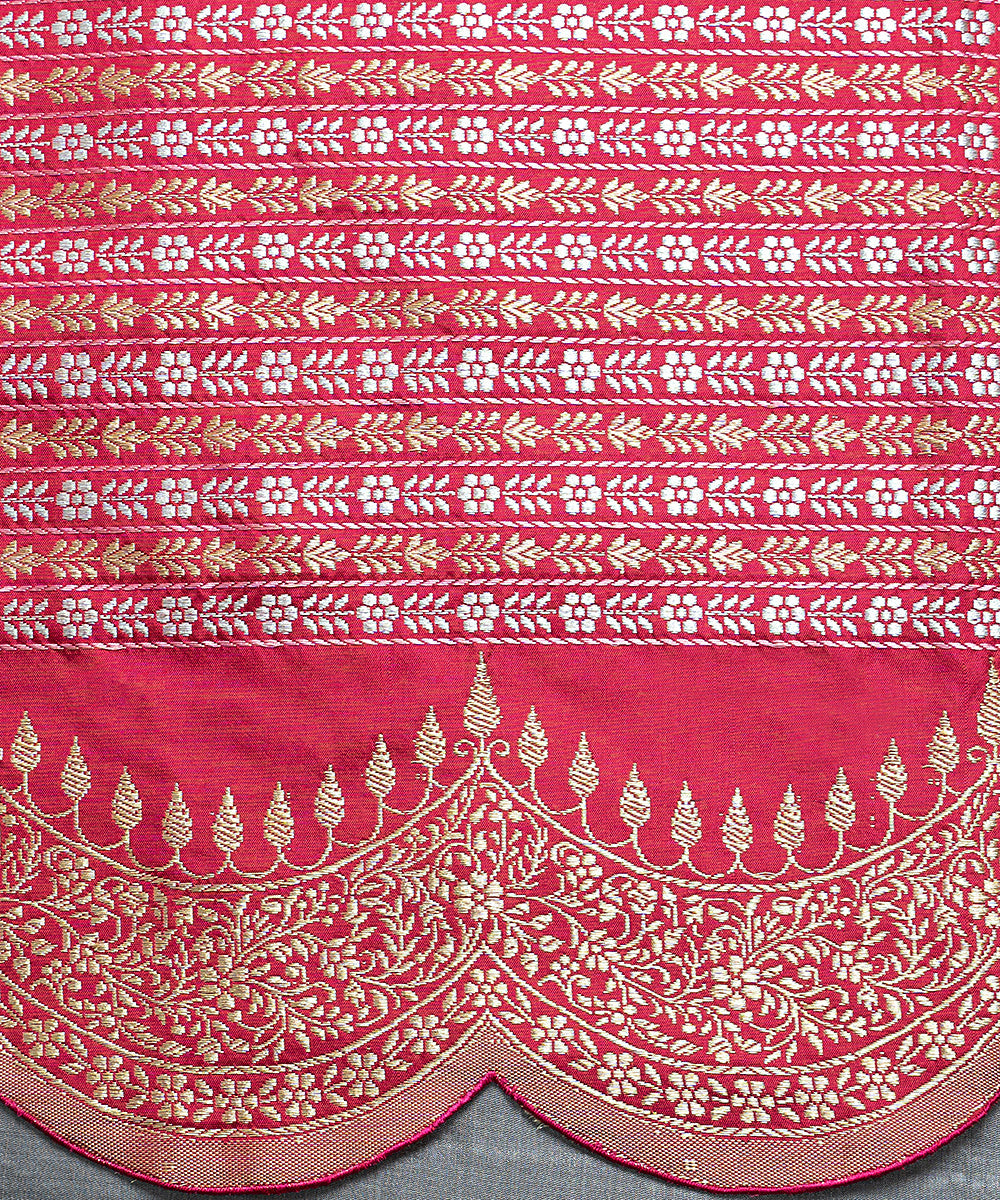 Handloom_Powder_Pink_Pure_Katan_Silk_Banarasi_Saree_With_Scalloped_Border_And_Leaf_Motifs_WeaverStory_05