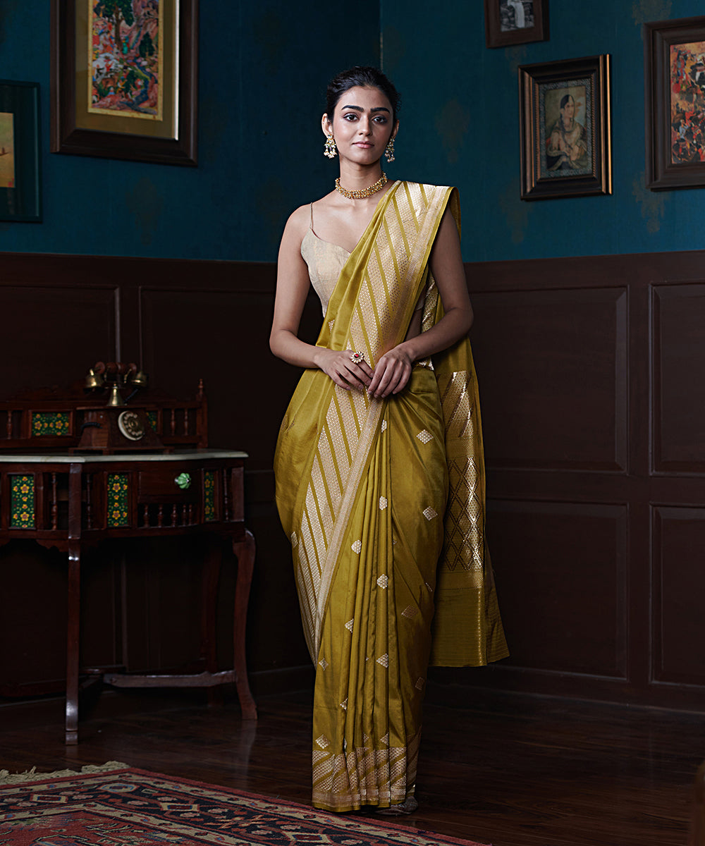 Handloom_Rose_Pink_Pure_Katan_Silk_Banarasi_Saree_With_Kadhwa_Booti_And_Aada_Border_WeaverStory_02