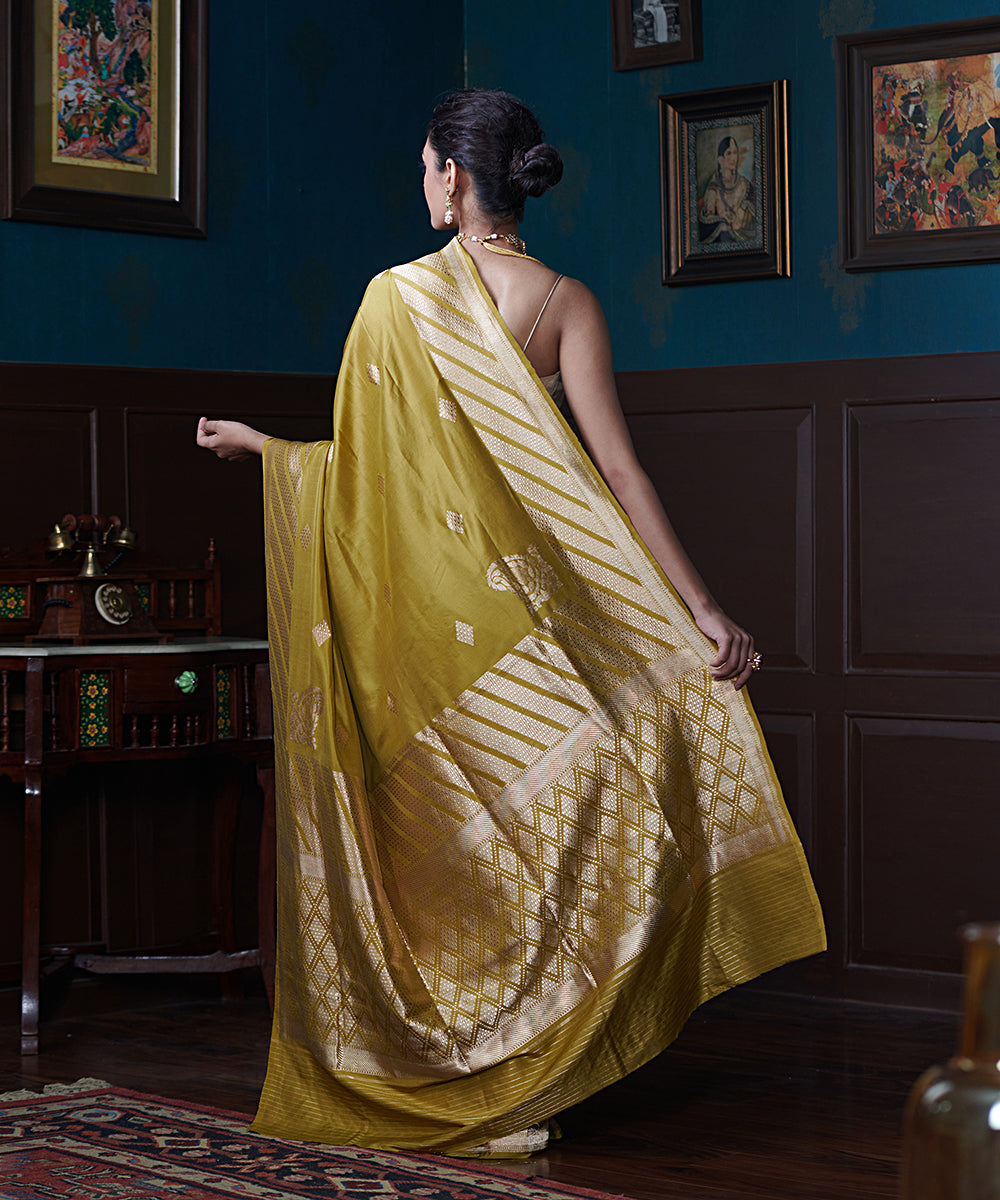 Handloom_Rose_Pink_Pure_Katan_Silk_Banarasi_Saree_With_Kadhwa_Booti_And_Aada_Border_WeaverStory_03