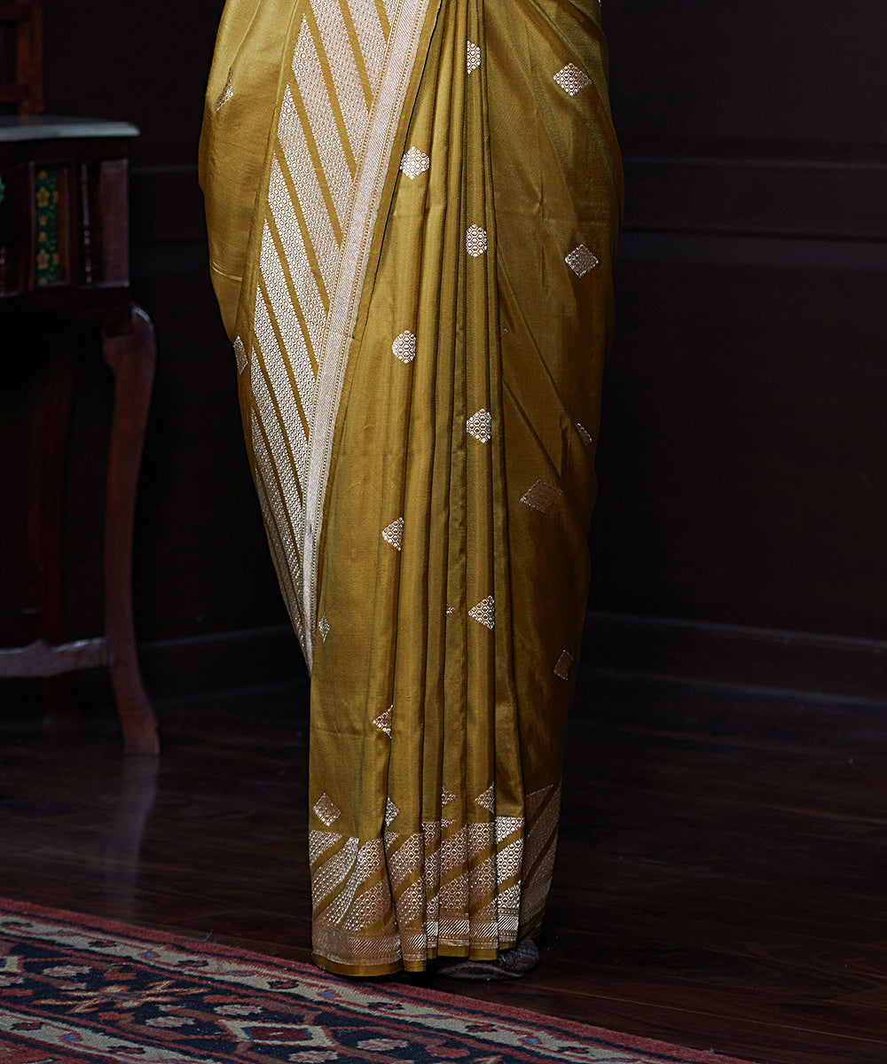 Handloom_Rose_Pink_Pure_Katan_Silk_Banarasi_Saree_With_Kadhwa_Booti_And_Aada_Border_WeaverStory_04