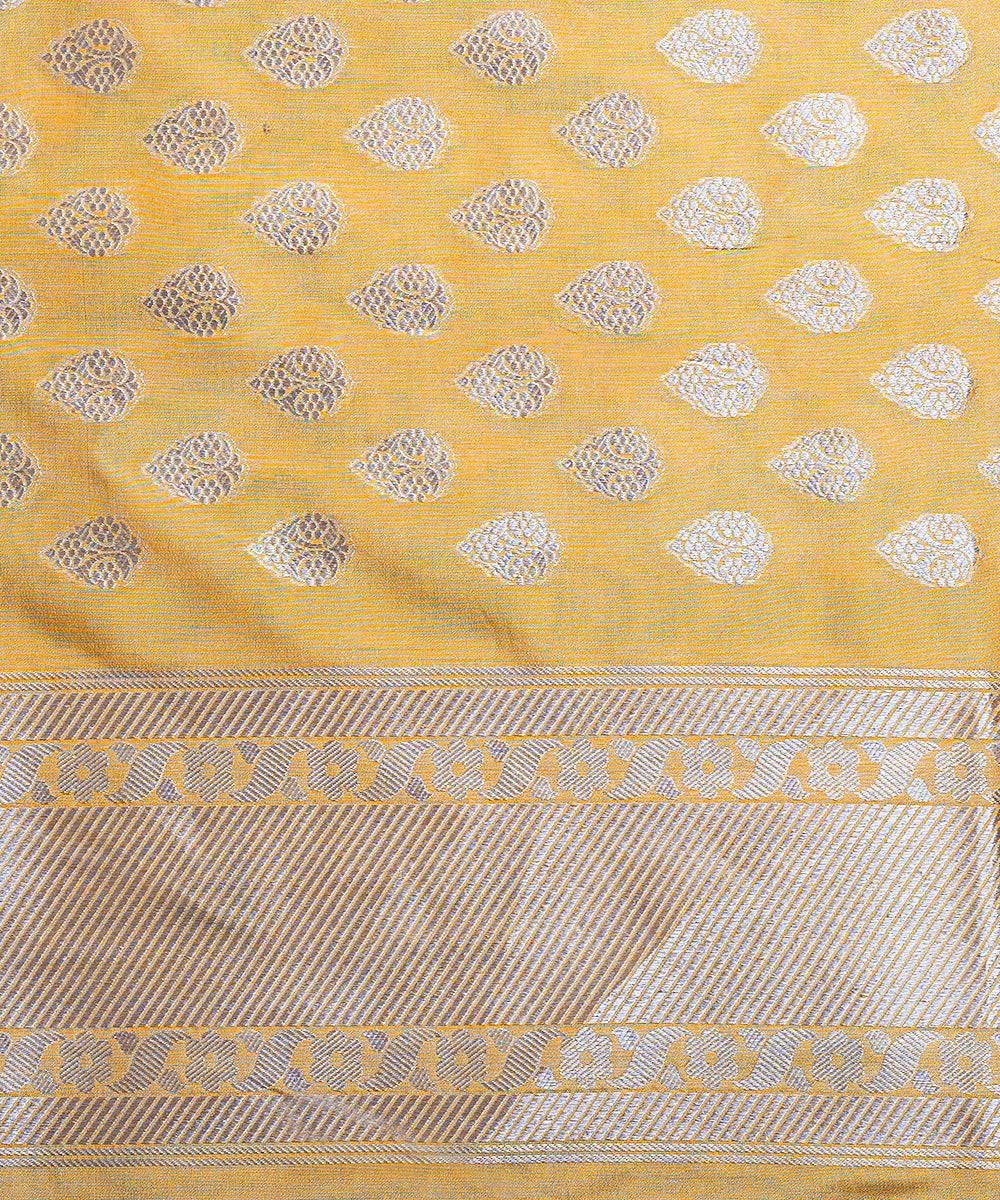 Emerald_Green_Handloom_Pure_Katan_Silk_Brocade_Banarasi_Saree_With_Yellow_Contrast_Blouse_WeaverStory_05