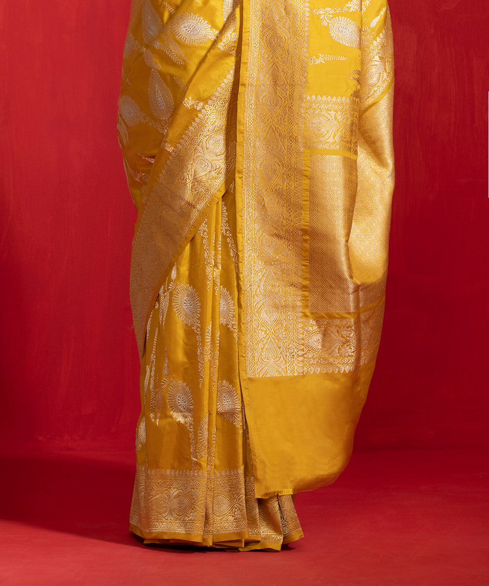 Yellow_Handloom_Sona_Rupa_Pure_Katan_Silk_Banarasi_Jangla_Saree_With_Leave_Motifs_WeaverStory_04